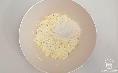 К творогу добавьте только желтки, сахар, а также половину от общего количества муку тщательно перемешайте, до однородного состояния.