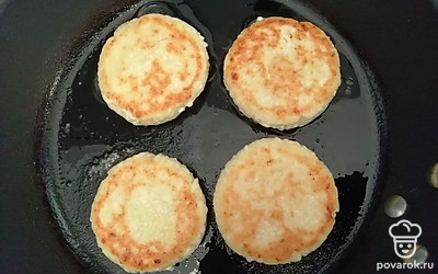 Из получившейся смеси сформируйте кружки, приплюсните их немного, обваляйте в оставшейся муке. Разогрейте на плите сковороду с маслом, жарьте сырники до золотой корочки, с двух сторон, в течение 3-5 минут. Выложите на тарелку с салфеткой, чтобы стек лишний жир.