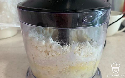 Взбить все ингредиенты в блендере до однородной консистенции.