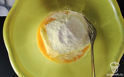 Смешайте творог, яйцо, разрыхлитель и рисовую муку вилкой до однородной консистенции.