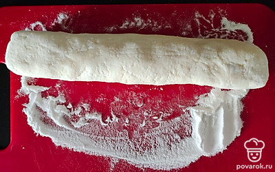 Выложите получившуюся массу на стол с мукой и сформируйте колбаску.