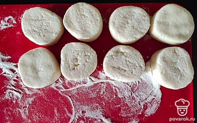 Разрежьте колбаску на равные части и сформируйте шайбы.