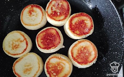 Обжарьте сырники с двух сторон на растительном масле по 4 минуты на небольшом огне.