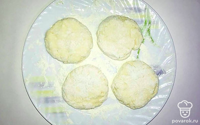 Из полученного теста слепите шарики, обваляйте их в муке и выложите на тарелку. Включите мультипекарь и поместите туда шарики, выпекайте 6-7 минут, при необходимости переворачивая их силиконовой лопаточкой.