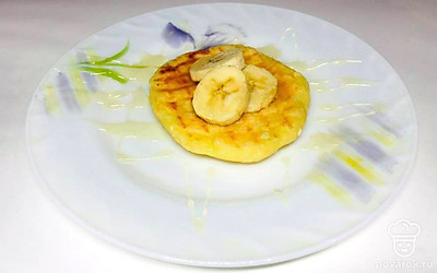 Готовое блюдо выложите порционно и украсьте фруктами или полейте медом.