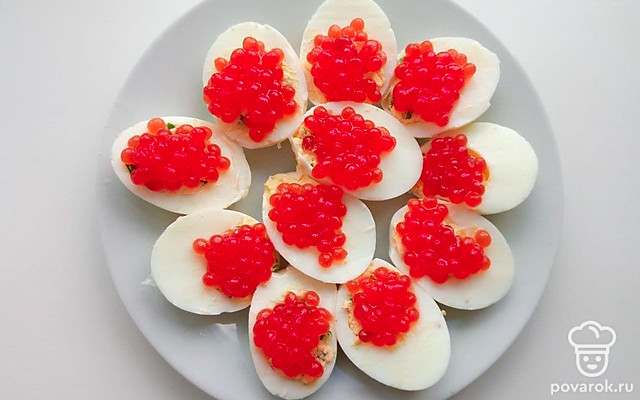 Вкусные яйца с икрой — Рецепт с фото