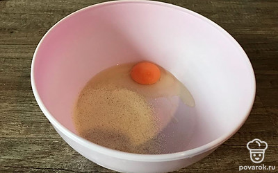 В миске соедините куриное яйцо и 1 столовую ложку манки.