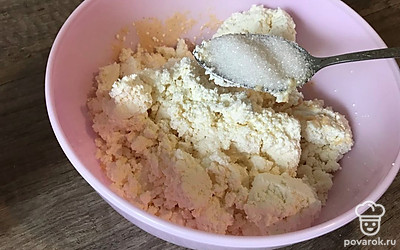 Добавьте к массе творог и сахар.