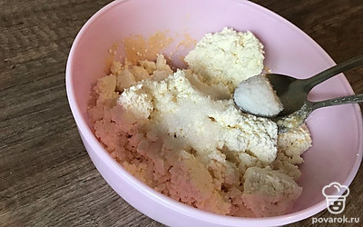 Добавьте соль и хорошо перемешайте творожную массу.