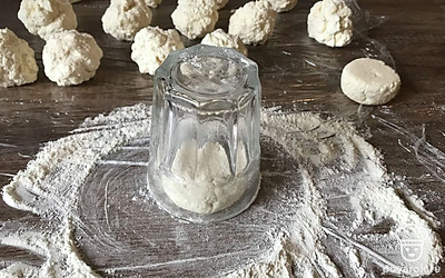 Всю массу раскидайте на одинаковые шарики ( у меня вышло 15 штук сырников). Насыпьте на стол горсть муки и формуйте сырники с помощью стакана (круговыми движениями). Сырники получатся ровными.