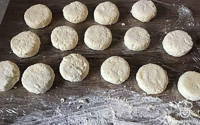 Вот такие ровные сырники получаются.