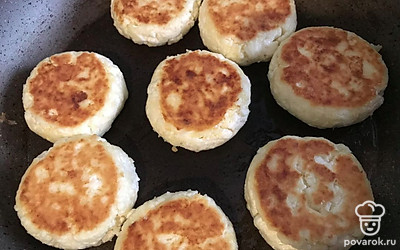 Обжарьте до золотистого цвета с двух сторон.