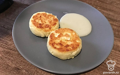 Подавайте со сгущенным молоком, сметаной и сезонными фруктами и ягодами! Приятного аппетита!