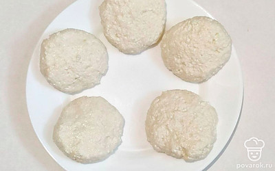 Смешайте творог, яйца и сахар. Добавьте муку и тщательно перемешайте. Разогрейте сковородку с подсолнечным маслом и обжаривайте сформированные сырники до золотистой корочки с каждой стороны.