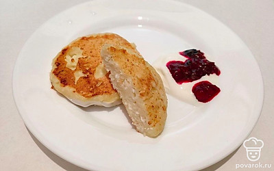 Готовое блюдо посыпьте сверху сахарной пудрой, полейте растопленным шоколадом или украсьте свежими ягодами.