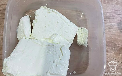 Выложить творог в глубокую миску.