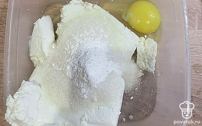 Добавить сахар, разрыхлитель, перемешать.