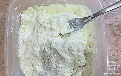 Добавить муку, перемешать.