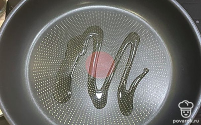 Разогреть сковородку с маслом.