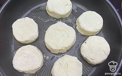 Выложить сырники, обжарить до золотистого цвета с каждой стороны под крышкой на медленном огне.
