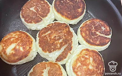 Подавать остывшими, со сгущенкой и чаем. Приятного аппетита!