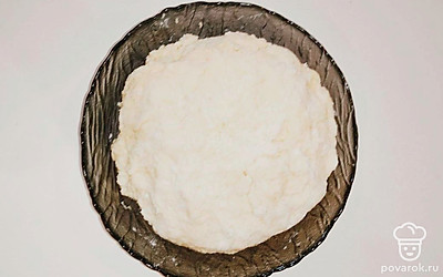 Возьмите посуду, добавьте туда творог и тщательно разомните его вилкой. Затем добавьте к творогу яйцо, ванилин, сахар, соль, муку и разрыхлитель, тщательно перемешайте до получения творожного теста.