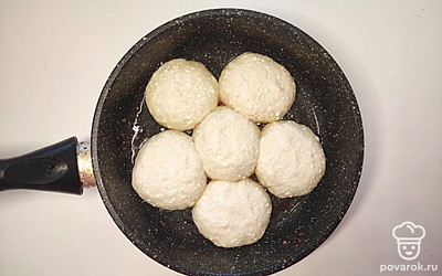 Из полученного теста слепите шарики, приплюсните шарики сверху, что бы получились бочоночки, обваляйте их в муке и выложите на тарелку. Сложите получившиеся бочоночки на сковороду и жарьте на медленном огне с обеих сторон до готовности.
