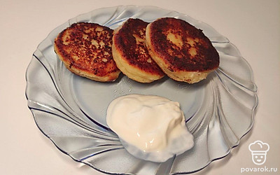 Готовое блюдо выложите порционно и украсьте фруктами, полейте медом или сгущенкой.