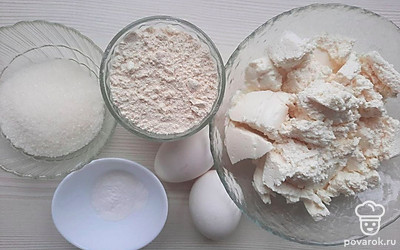 Промойте куриные яйца под водой, отмерьте нужное количество муки и разрыхлителя, сахара с творогом, разложите продукты по отдельным емкостям.