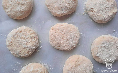 Застелите посуду для запекания бумагой для выпечки, выложите в нее сырники, разогрейте духовку до 180С, аккуратно поместите в нее сырники, выпекайте 25 минут. После аккуратно выньте готовое блюдо, дайте немного остыть.