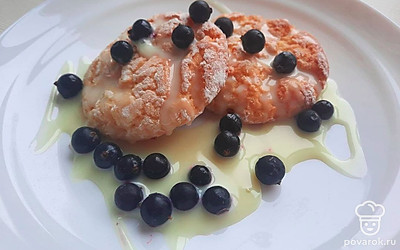 Подавайте к столу сырники остывшими, со сгущенным молоком, для придачи аппетитность, дополните их свежими ягодами, вкус незабываемый.