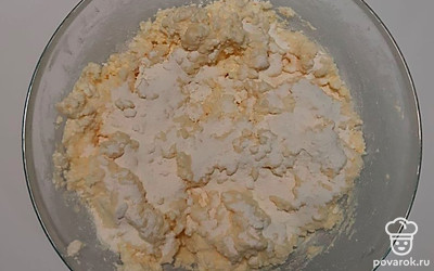 Приготовьте глубокую миску, в нее выложите яйца, сахар, ванилин и разрыхлитель; всю смесь тщательно перемешайте. Сюда же добавьте муку, замесите творожное тесто.