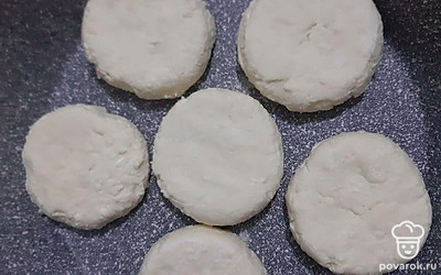 Из полученной густой массы сформируйте плоские кружочки, при помощи стакана. Выложите сковородку на плиту, залейте в нее масло, начните жарить сырники с двух сторон, до золотой корочки.