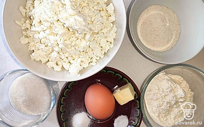 Тщательно промойте яйцо, отмерьте необходимое количество соли, ванилина, а также муки с сахаром и манки с творогом. Остальные ингредиенты разлейте по емкостям.