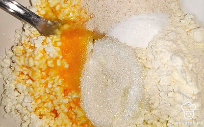 Возьмите глубокую емкость, смешайте в ней все ингредиенты из списка, кроме масла, тщательно перемешайте до однородности. Готовое тесто поместите в холодильник на 2 часа. Оставьте немного муки.