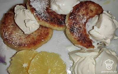 Подавайте сырники немного остывшими, дополните их сахарной пудрой, свежей сметаной и сочными фруктами. Их вкус будет незабываем.