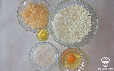 Для дальнейшего приготовления приготовьте ингредиенты, отмерьте нужное их количество. Под водой промойте яйца, муку просейте через сито.