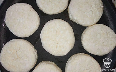 Из густой консистенции сделайте колбаски, разделите их на части, сформируйте ровные кружки. Приготовьте сковороду, налейте туда растительное масло, подождите, пока сковорода нагреется. Далее обжарьте сырники с двух сторон в течение 5 минут, накройте крышкой.