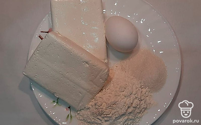 Тщательно промойте под водой куриные яйца, отмерьте нужное количество творога, сахара, а также муки. Кладите ингредиенты в емкость, для дальнейшего использования.