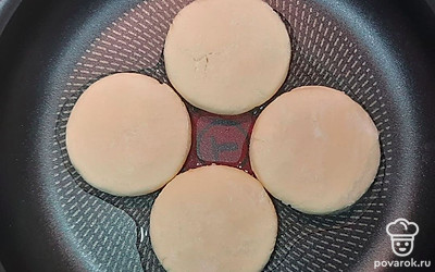 Положите сырники на посуду, посыпанную мукой и уберите их в морозильную камеру на два часа. После достаньте сырники, выложите на сковороду, добавьте немного масла и включите средний огонь. Жарьте сырники с двух сторон, до золотой корочки.