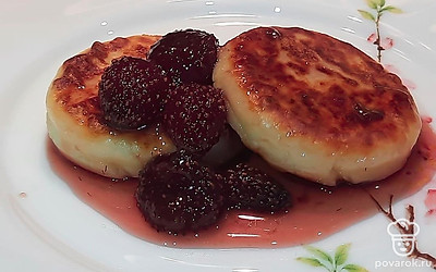 Употребляйте сырники сразу после приготовления, только так вы испытаете их незабываемый вкус, а чтобы усилить их аппетитность, дополните любимым вареньем.