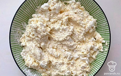 Смешайте все ингредиенты до однородной массы. Выкладывайте ложкой сырники на раскаленную сковородку с маслом. Выпекайте 5 минут под крышкой с одной стороны и одну минуту с другой.