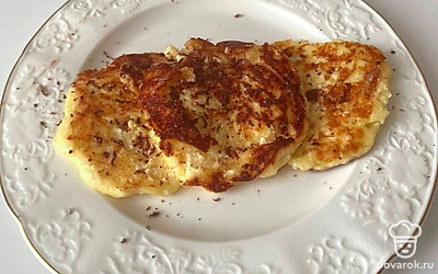 Готовое блюдо можете украсить сметаной, джемом, сгущенкой или сахарной пудрой.