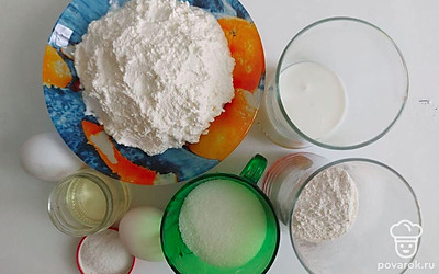 Тщательно промойте куриные яйца под водой, подготовьте необходимое количество молочных продуктов, а также сахара с мукой, солью и растительным маслом. Распределите ингредиенты по емкостям, для дальнейшего их использования.