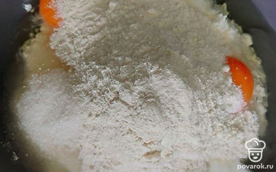 Возьмите творог, выложите его в глубокую посуду. Добавьте к творогу йогурт, куриные яйца. Высыпьте сахар, добавьте соль в творожную массу. После просейте муку небольшими порциями. Тщательно перемешайте, до однородности.