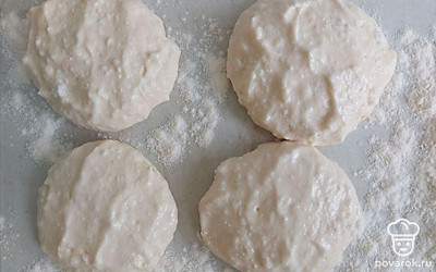 Сформируйте небольшие по размеру сырники. Выложите сырники на разогретую сковороду, перед этим смажьте ее маслом. Жарьте сырники с обеих сторон в течение 5 минут, до золотой корочки. Аккуратно их снимите с плиты, дайте остыть на тарелке с салфеткой.