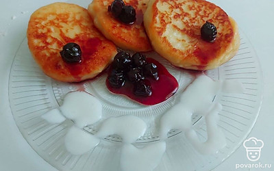 Сырники лучше всего употреблять в пищу с любимым вареньем, только так вы сможете почувствовать всю их аппетитность, сладость и сочность.