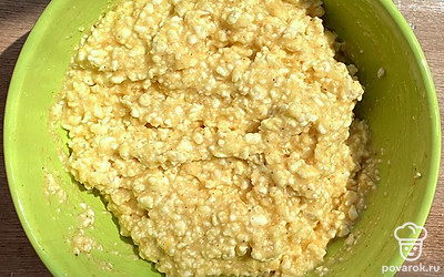 Творог растереть вилкой с яйцом, добавить муку, соду, соль и перец.