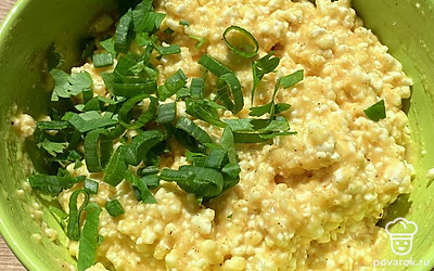 Нарезать свежую зелень и добавить.