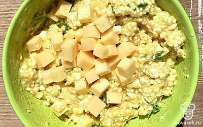 Сыр нарезать кубиками и добавить к смеси.